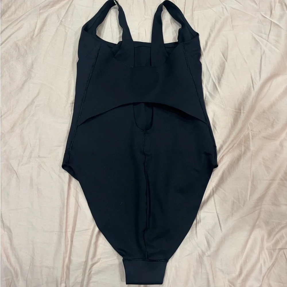 SKIMS ICONIC SWIM SNATCHING ONE PIECE SIZE MEDIUM